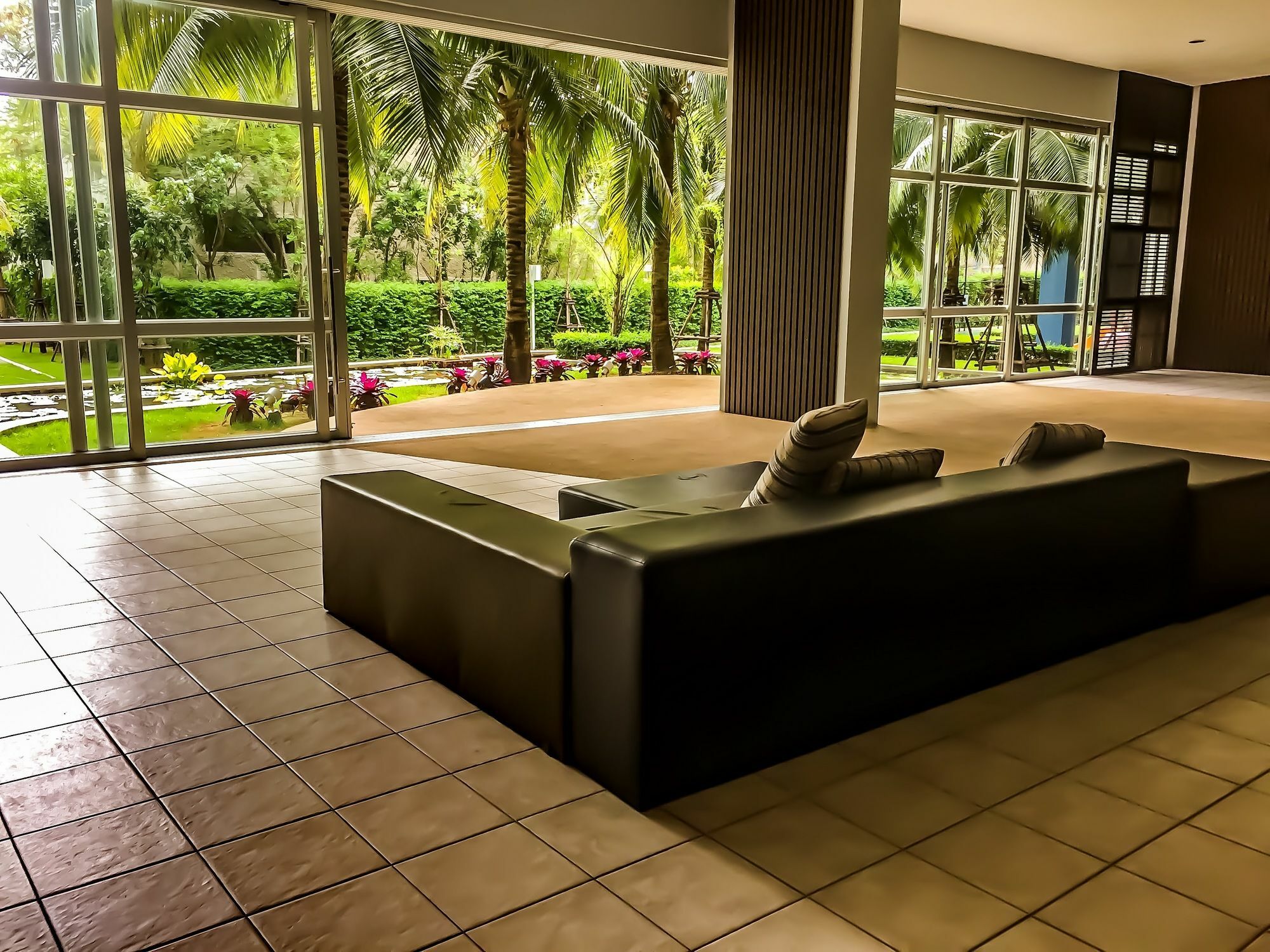 Hotel Lumpini Seaview Jomtien By Parikal Extérieur photo