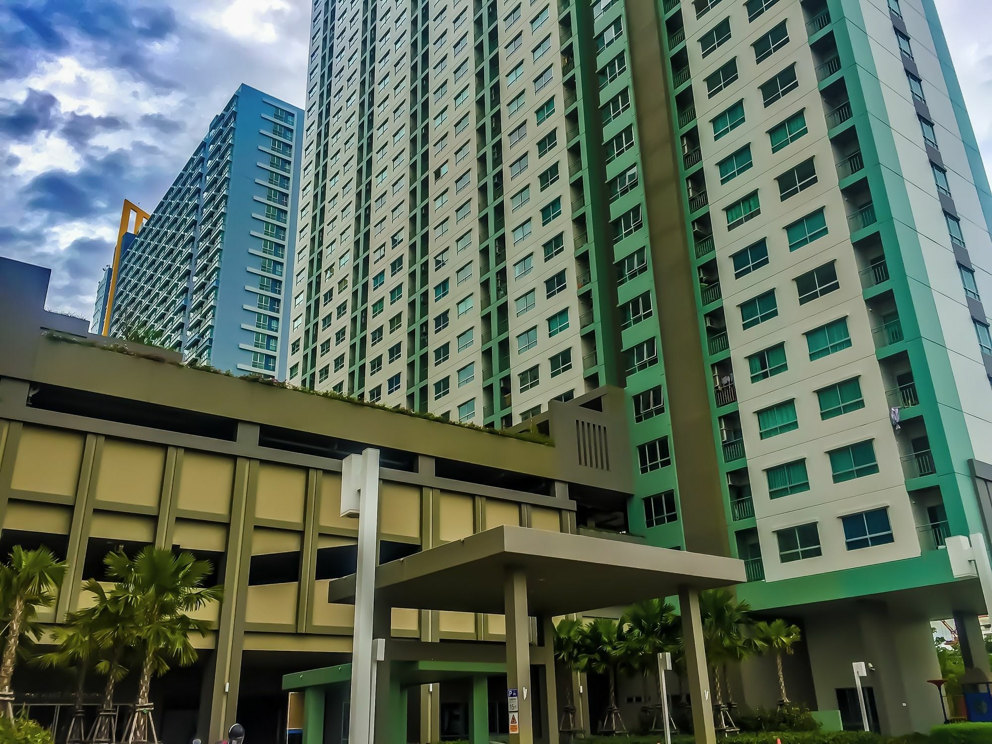 Hotel Lumpini Seaview Jomtien By Parikal Extérieur photo